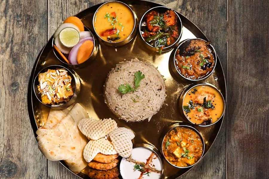 রাস্তার ধারের দোকানে নিরামিষ থালি, বা নিরামিষ বিরিয়ানিও মেলে।