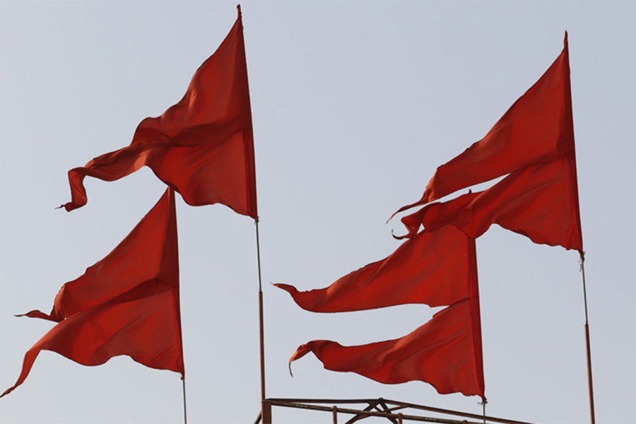 হিন্দু সন্ন্যাসী শঙ্কর কেরলের কালাডি গ্রামে জন্মগ্রহণ করেছিলেন। ছোটবেলা থেকেই ধর্মের প্রতি তাঁর বিশেষ টান ছিল। কথিত আছে, মাত্র আট বছর বয়সে শঙ্কর চারটি বেদ আয়ত্ত করে নিয়েছিলেন। 