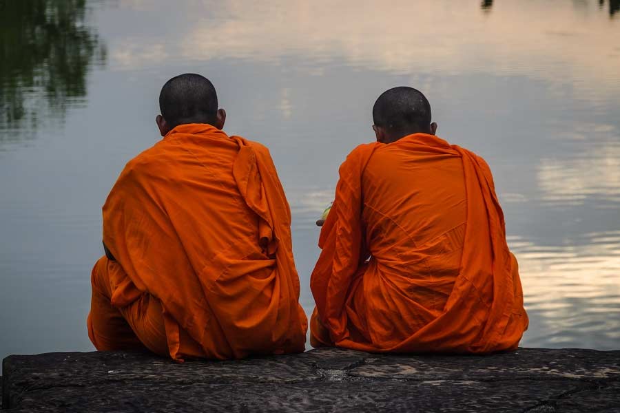 এ যেন অবিকল সিনেমার গল্প। ১১ বছর বয়সে বাড়ি ছেড়ে চলে যায় ছেলে। কোনও খোঁজ পাওয়া যায়নি তার। তার দুই দশক পরে সেই ছেলের পরিচয় নিয়ে ফিরে আসেন এক যুবক। তার পর পুত্রকে ‘ফিরে পাওয়া’র আনন্দে আত্মহারা বাবা-মায়ের সরলতার সুযোগ নিয়ে তাঁদের ঠকিয়ে আবার উধাও হয়ে যান। সম্প্রতি এমনটাই ঘটেছে উত্তরপ্রদেশের অমেঠিতে।