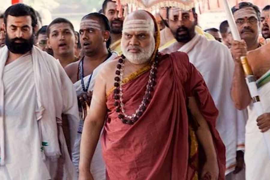 চার বেদের অগাধ জ্ঞান শঙ্করাচার্যদের। বেদ, উপনিষদের ব্যাখ্যায় তাঁদের জুড়ি মেলা ভার। হিন্দু দর্শনের অন্যতম শাখা অদ্বিতীয় বেদান্তের বিকাশ, ব্যাপ্তিতে তাঁদের অবদান রয়েছে। 