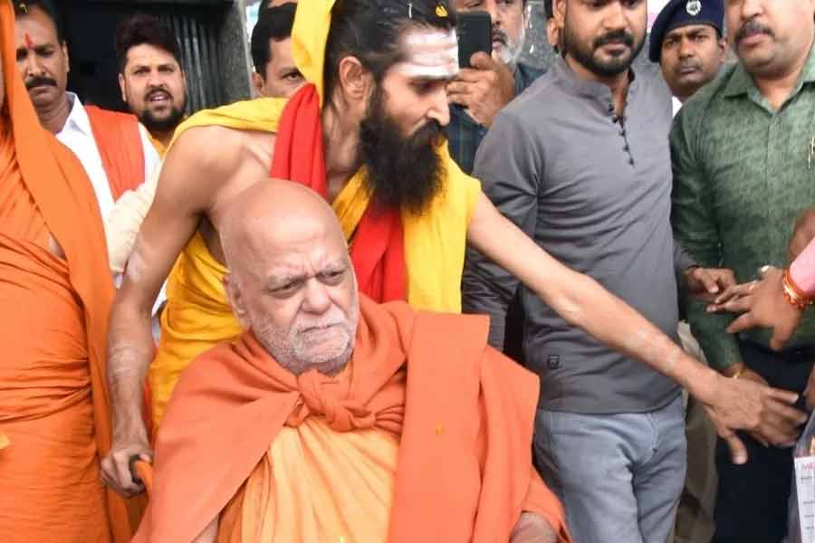 শঙ্করাচার্যদের দাবি, অযোধ্যায় সনাতন ধর্ম লঙ্ঘিত হতে চলেছে। তাই এই অনুষ্ঠান তাঁরা বয়কট করছেন। গঙ্গাসাগরের অনুষ্ঠানে গিয়ে পুরীর শঙ্করাচার্য প্রধানমন্ত্রীর সমালোচনাও করেছেন। 