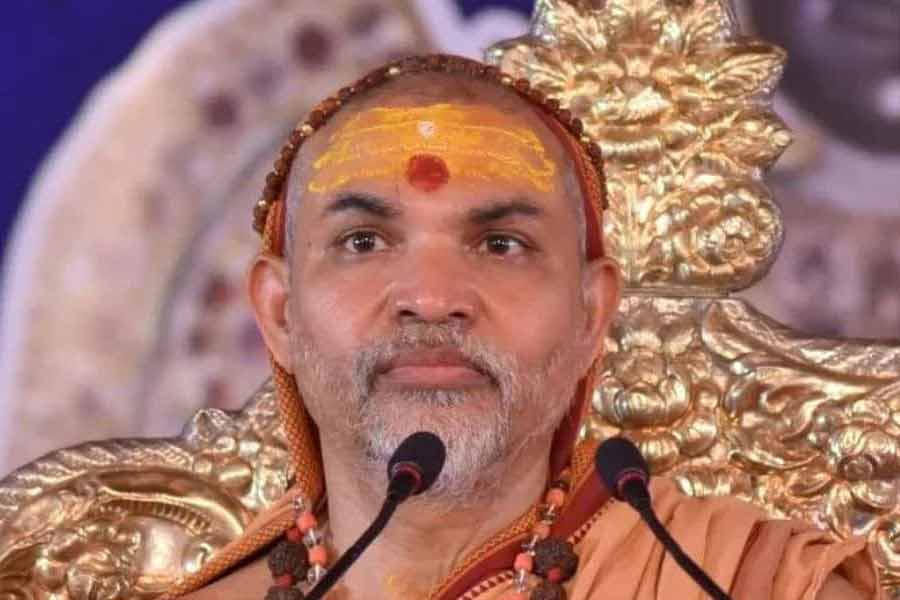 এই রামমন্দির উদ্বোধনের আবহে শঙ্করাচার্যেরা শিরোনামে উঠে এসেছেন। পুরী গোবর্ধনপীঠের শঙ্করাচার্য জানিয়েছেন, তিনি অযোধ্যার অনুষ্ঠানে যাচ্ছেন না। পরে জোশীমঠের জ্যোতির্মঠপীঠের শঙ্করাচার্যও জানান, দেশের চার পীঠের চার শঙ্করাচার্যই অনুষ্ঠানে না যাওয়ার সিদ্ধান্ত নিয়েছেন। 