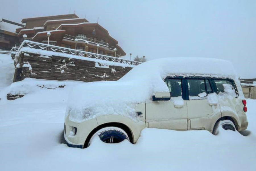 এই সময়ে অওলি পুরো বরফে ঢাকা থাকে। রাস্তাঘাট, পাহাড় যে দিকে চোখ ফেরানো যায় শুধু সাদা আর সাদা।