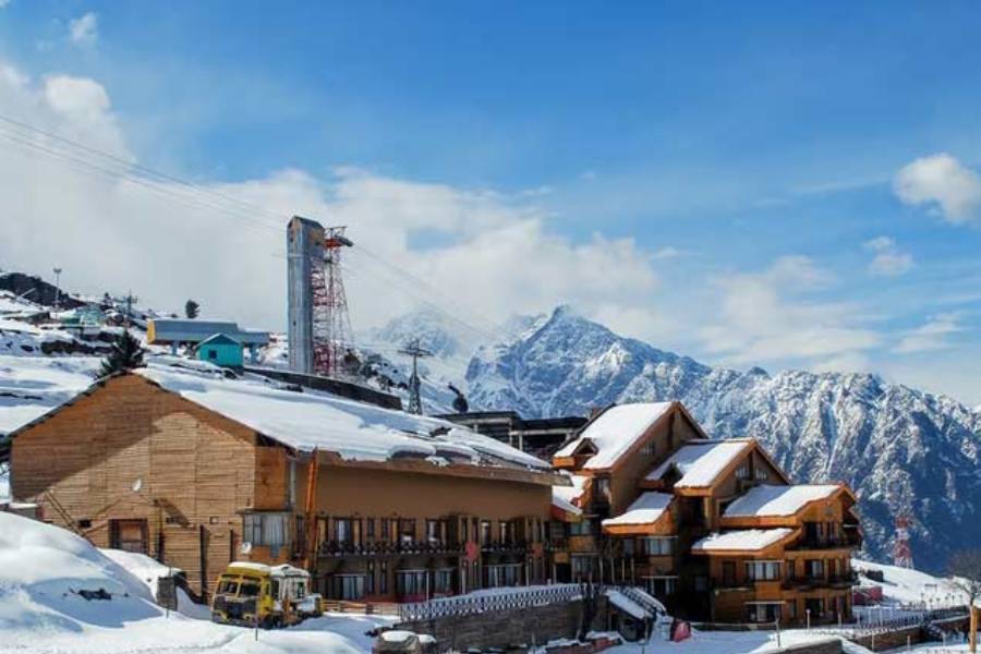 মূলত স্কি করার টানেই উত্তরাখণ্ডের এই শৈলশহরে ছুটে আসেন পর্যটকেরা। স্থানীয়রা জানাচ্ছেন, গত বছরের ১২ ডিসেম্বর শেষ তুষারপাত হয়েছিল।