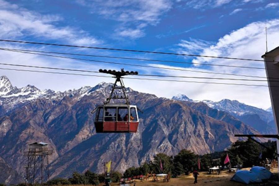 সেই তুষারপাতের টানে পর্যটকরা ভিড় জমাচ্ছিলেন। ৩১ ডিসেম্বর পর্যন্ত বিপুল সংখ্যায় পর্যটক এসেছেন অওলিতে।