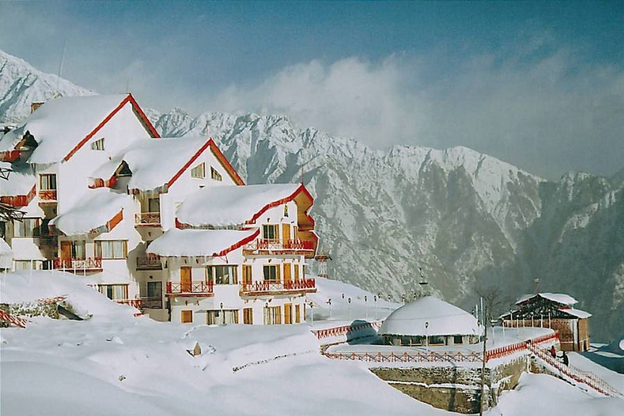 কিন্তু সেই তুষার উধাও হতেই পর্যটকদের ভিড়ও কমতে শুরু করে। স্থানীয়রা আরও জানিয়েছেন, নতুন বছরের শুরু থেকে অওলিতে নতুন করে আর তুষারপাত হয়নি।