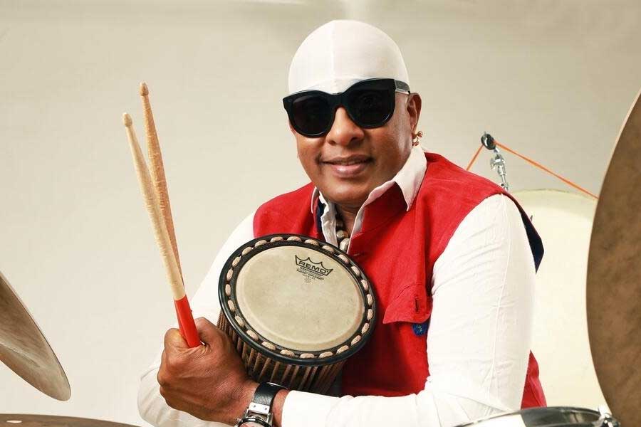 Famous Indian drummer Sivamani played Humma Humma tune at Kochi Airport.