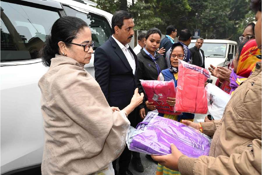 On the way to Navanna, Mamata Banerjee gave blankets to the sanitation workers
