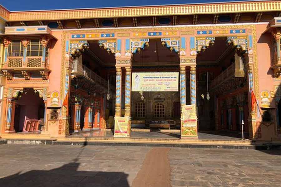 মোদী রাত কাটিয়েছিলেন ধর্মশালার ১০৮ নম্বর ঘরে। নিতান্তই আটপৌঢ়ে দেখতে। নোনা ধরা দেওয়াল, রং জ্বলে যাওয়া কাঠের দরজা আর মশা আটকানোর জাল লাগানো লোহার গ্রিলের জানলা। একতলার ঘরটিতে একপ্রস্ত অন্ধকার সিঁড়ি পেরিয়ে পৌঁছনো যায়। তবে দেখতে যেমনই হোক, এখন এই ঘরটির বিশেষ মর্যাদা এই ধর্মশালায়।