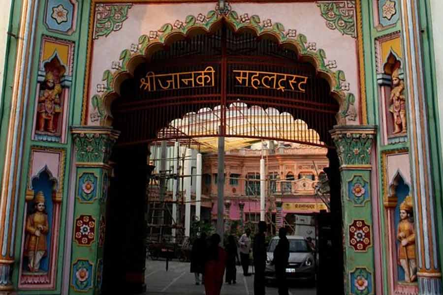 জানকী মহলের এই রামমন্দিরও বহু পুরনো। এই মন্দিরেও পুজো করা হয় শিশু রামের বিগ্রহকে। অবশ্য রাম এখানে পুজিত হন ‘জামাই’ হিসাবে।