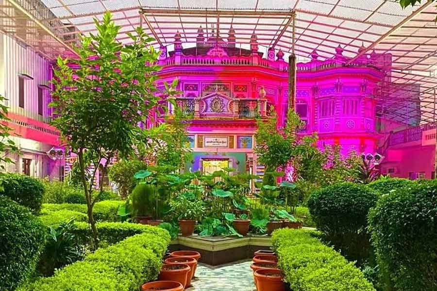 রামের পত্নী সীতার আর এক নাম জানকী। জানকী মহল ট্রাস্ট যে হেতু সীতার নামে, নামের অর্থ সীতার বাড়ি, তাই জানকী মহলে রাম হলেন জামাই। তাঁকে আজও জামাই আদর করে চার বেলা ঢালাও ভোগ দেওয়া হয় জানকী মহলে। আরতি করা হয় দিনে আট বার।