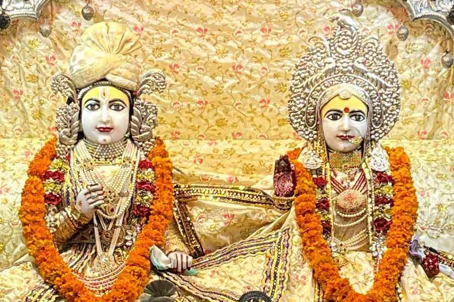 ৩২ বছর আগের ওই  জানুয়ারি মাসে মুরলীমনোহরের সঙ্গে এই রামলালার মন্দির দর্শন করেছিলেন মোদীও। পুজো করেছিলেন তাঁরা। আর সে দিনই অযোধ্যায় রামমন্দির বানানোর প্রতিশ্রুতিও দিয়েছিলেন মোদী। 