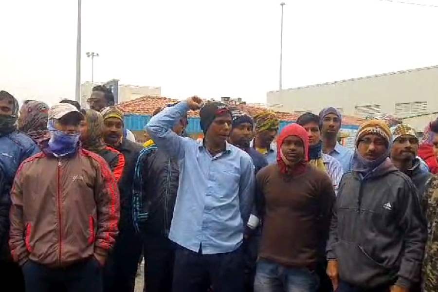 Hundreds of workers protested in front of the gate of Hindustan Liver Company in Haldia dgtld