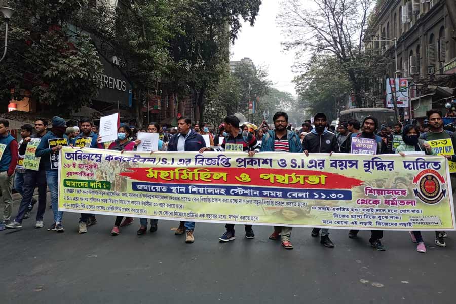 পুলিশে দ্রুত নিয়োগের দাবিতে রাজপথে চাকরি-প্রার্থীরা। কলকাতায়।