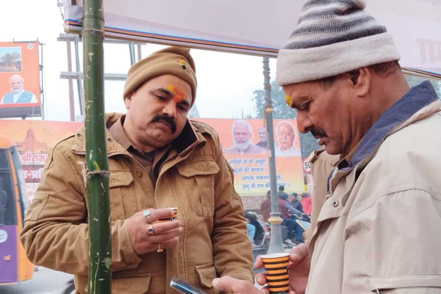 অযোধ্যায় রামমন্দিরের সামনে কর্মরত পুলিশ।