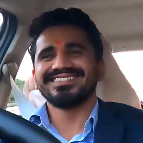 যাত্রীদের সঙ্গে যাত্রাপথে গল্প করাই তাঁর নেশা। সেই গল্প রেকর্ডও করেন অঙ্কিত। তার পর তা সমাজমাধ্যমে পোস্ট করেন। সেই কথোপকথন শোনার জন্য সমাজমাধ্যমে তাঁর অনুগামী অনেকেই।