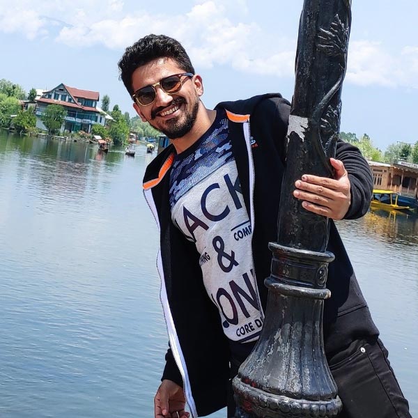 গত বছর এক চশমার বিপণির মহিলা কর্মীর সঙ্গে তাঁর কথোপকথন ছড়িয়ে পড়েছিল সমাজমাধ্যমে। ওই কর্মী অঙ্কিতের ক্যাবে উঠে ওটিপি দেন। তার পরেই অঙ্কিত তাঁকে জিজ্ঞেস করেন, কথোপকথনের রেকর্ড তিনি করবেন কি না। সেই ভিডিয়ো তিনি নিজের সমাজমাধ্যম অ্যাকাউন্টে পোস্ট করেন।