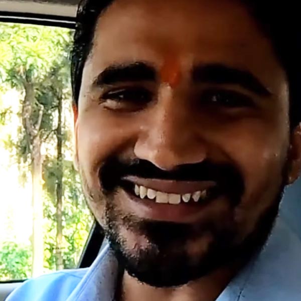  চশমার বিপণির কর্মী তাতে রাজি হন। এর পরেই চলে চালক এবং যাত্রীর গল্প। মহিলা তাঁকে জানান, অঙ্কিত যা করছেন সেটা অনেককেই অনুপ্রেরণা জোগাবে।