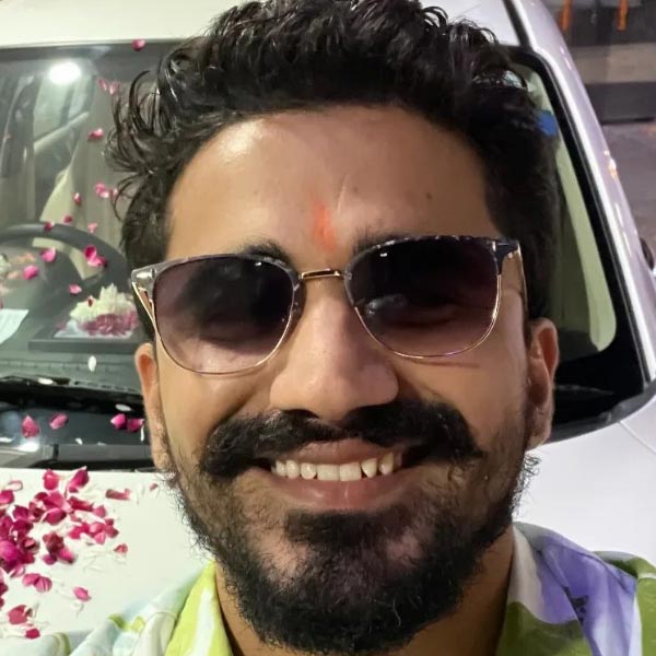  এর পরেই অঙ্কিত মহিলাকে জিজ্ঞেস করেন, তিনি কী করেন। মহিলা তাঁর পেশা জানানোর পর অঙ্কিত জিজ্ঞেস করে বসেন, তিনি কি চশমার দামে কোনও ছাড় পেতে পারেন?