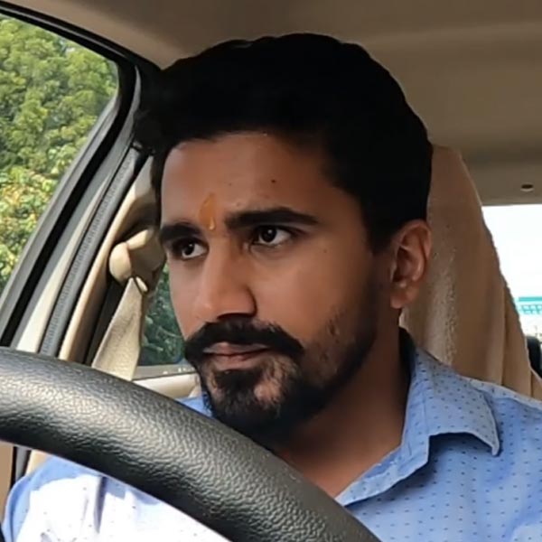 ভিডিয়োতে দেখা গিয়েছে, একটি রোদচশমা চোখে পরে দেখেন অঙ্কিত। সেটি তাঁকে দিয়ে দেন ওই মহিলা কর্মী। গত সেপ্টেম্বরে ভিডিয়োটি পোস্ট করার কয়েক দিনের মধ্যে সেটি দেখা হয় চার লক্ষ বার।