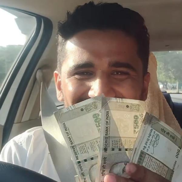 অনেকেই ওই মহিলা কর্মীর তারিফ করেছেন। কেউ আবার অঙ্কিতকে বাহবা দিয়েছেন। জানিয়েছেন, তিনি যে বড় চাকরি ছেড়ে নিজের ভালবাসার কাজ করতে পেরেছেন, এটা বড় বিষয়।