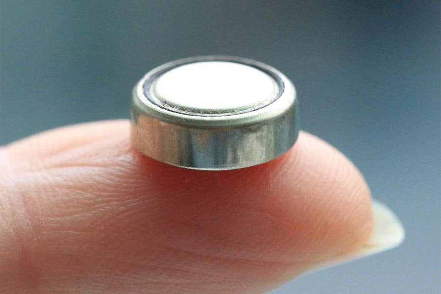 একটিই মাত্র ব্যাটারি। ১০ টাকার কয়েনের থেকেও ছোট। কোনও রকম চার্জ ছাড়া সেই ছোট্ট ব্যাটারিই নাকি ৫০ বছর অবধি চাঙ্গা রাখতে পারবে বিভিন্ন বৈদ্যুতিন যন্ত্রকে! 