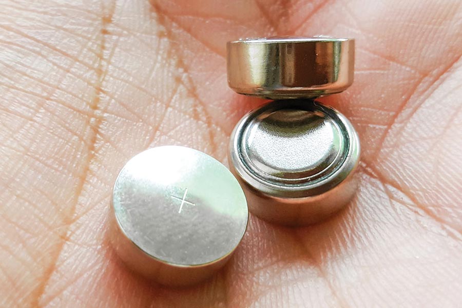 শুনতে অদ্ভুত লাগলেও চিনের এক দল বিজ্ঞানীর দাবি, তাঁরা এমনই এক ‘অবিনশ্বর’ ব্যাটারি তৈরি করে ফেলেছেন যা বছরের পর বছর ধরে বৈদ্যুতিন যন্ত্রের ‘প্রাণভোমরা’র কাজ করবে। কোনও রকম চার্জও সেই ব্যাটারিতে দিতে হবে না।