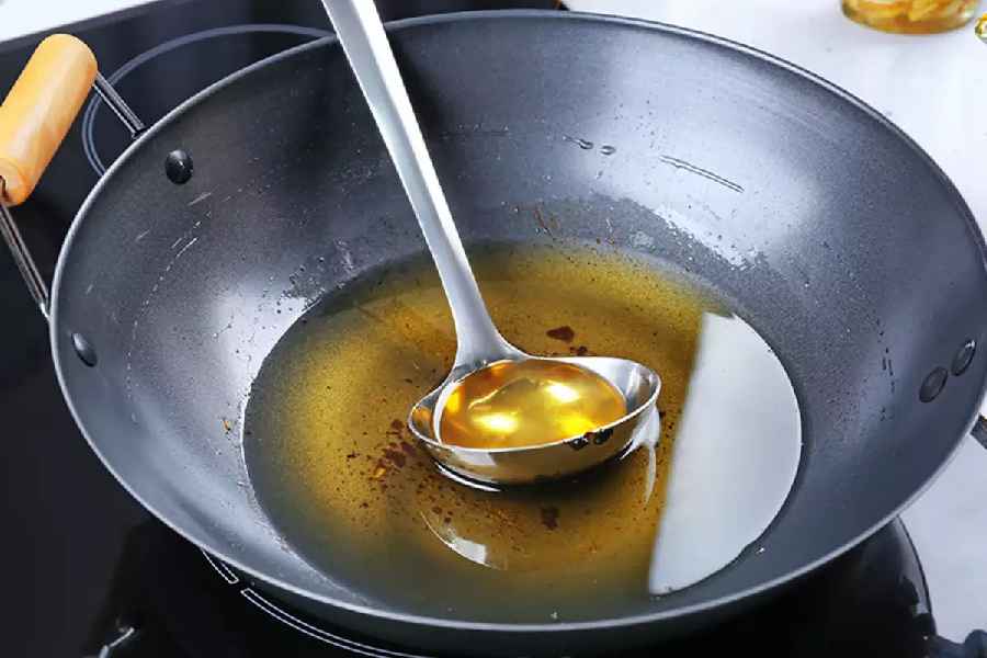 Tips and tricks to clean leftover cooking oil after frying.