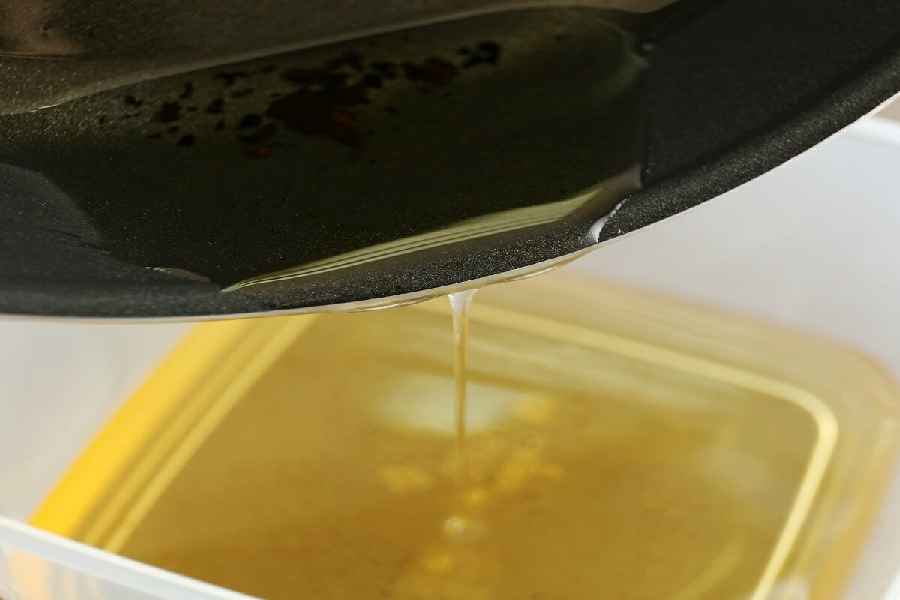 Tips and tricks to clean leftover cooking oil after frying.