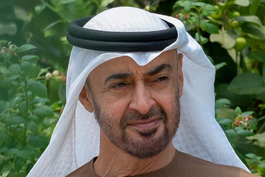 ভারতের খ্যাতনামী শিল্পপতি মুকেশ অম্বানী এব‌ং গৌতম আদানির মোট সম্পত্তি যোগ করলে যে পরিমাণ দাঁড়ায় তার থেকেও অধিক সম্পত্তি রয়েছে বিশ্বের সবচেয়ে ধনী ব্যক্তির পরিবারের। কোথায় থাকেন তিনি? কী কী সম্পত্তি আছে তাঁর?