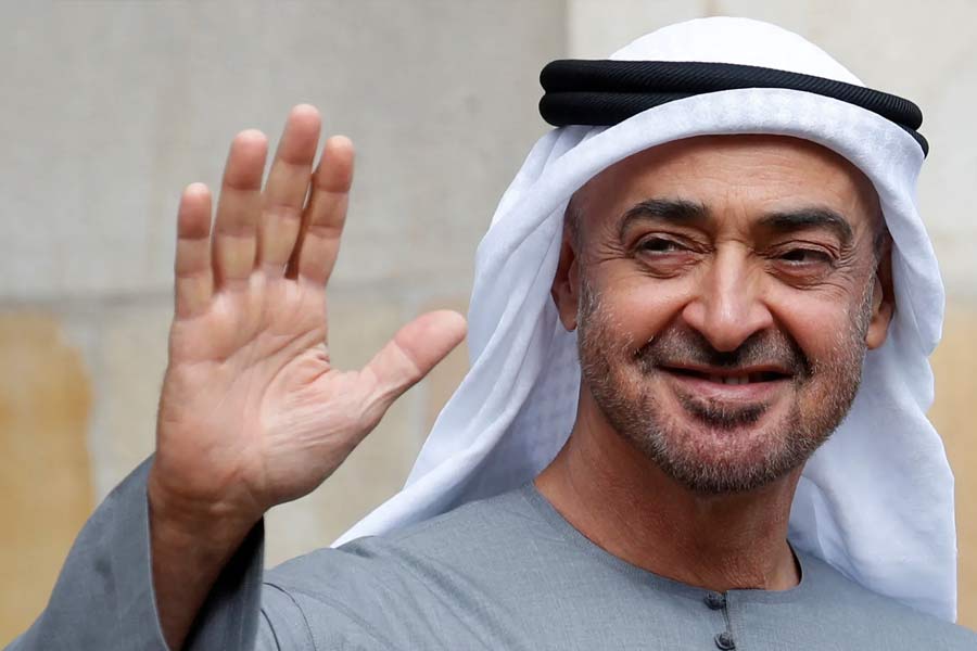 পরিবার নিয়ে আবু ধাবির কাসার আল-ওয়াতান প্রেসিডেন্সিয়াল প্যালেসে থাকেন আল নাহইয়ান। সংযুক্ত আরব আমিরশাহির ভবনগুলির মধ্যে বৃহত্তম এটি। 