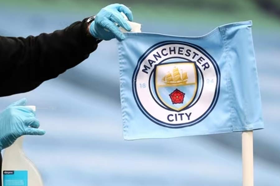 সিটি ফুটবল ক্লাবের অধিকাংশ মালিকানা রয়েছে আল নাহইয়ানের। তাঁর ছোট ভাই শেখ হামাদ বিন হামদান আল নাহইয়ানের সংগ্রহে রয়েছে ৭০০টি বিলাসবহুল গাড়ি।