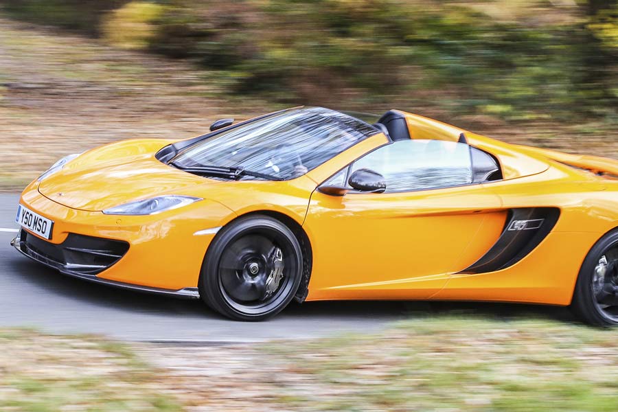 বিশ্বের বৃহত্তম এসইউভি রয়েছে শেখ হামাদের সংগ্রহে। তা ছাড়া পাঁচটি বুগাটি ভেরন, একটি ল্যাম্বর্ঘিনি রেভেনটন, একটি মার্সিডিজ় বেন্‌জ সিএলকে জিটিআর, ফেরারি ৫৯৯এক্স এবং একটি ম্যাকলারেন এমসি১২ মডেলের গাড়ি রয়েছে তাঁর কাছে।