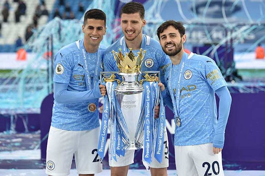 ২০০৮ সালে ম্যাঞ্চেস্টার সিটি ক্লাবকে ২১২২ কোটি টাকা দিয়ে কিনে নেন আল নাহইয়ান। তাঁর সংস্থা সিটি ফুটবল গ্রুপের ৮১ শতাংশ পরিমাণের মালিকানা অধিকার করে নেন। ম্যাঞ্চেস্টার সিটি, ভারতের মুম্বই সিটি, মেলবোর্ন সিটি এবং নিউ ইয়র্ক সিটির ফুটবল ক্লাবের পরিচালনার দায়িত্বে রয়েছে তাঁর সংস্থা।