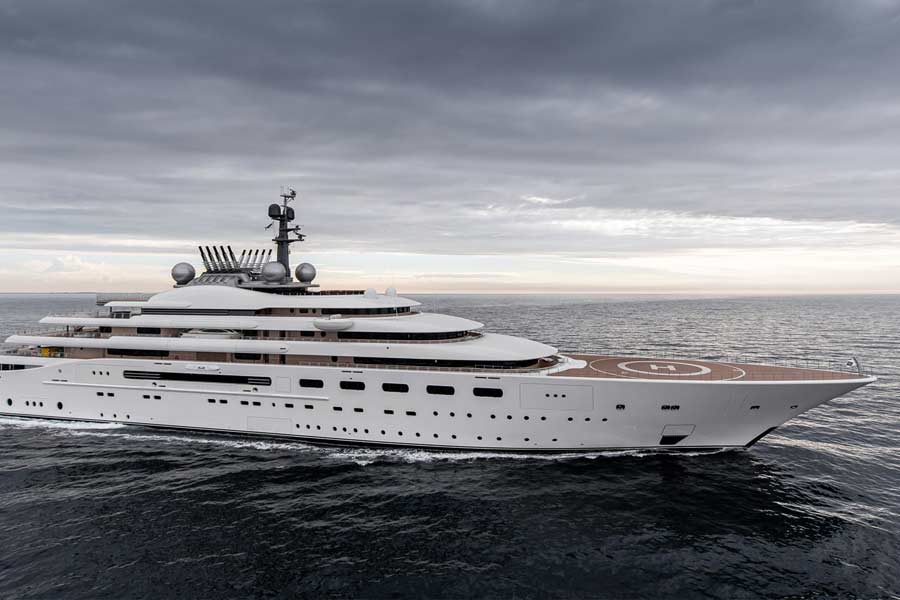 আজ়ম এবং ব্লু সুপারইয়ট নামে বিলাসবহুল প্রমোদতরী রয়েছে আল নাহইয়ানের। প্রমোদতরী দু’টির প্রতিটির দাম চার হাজার কোটি টাকা।