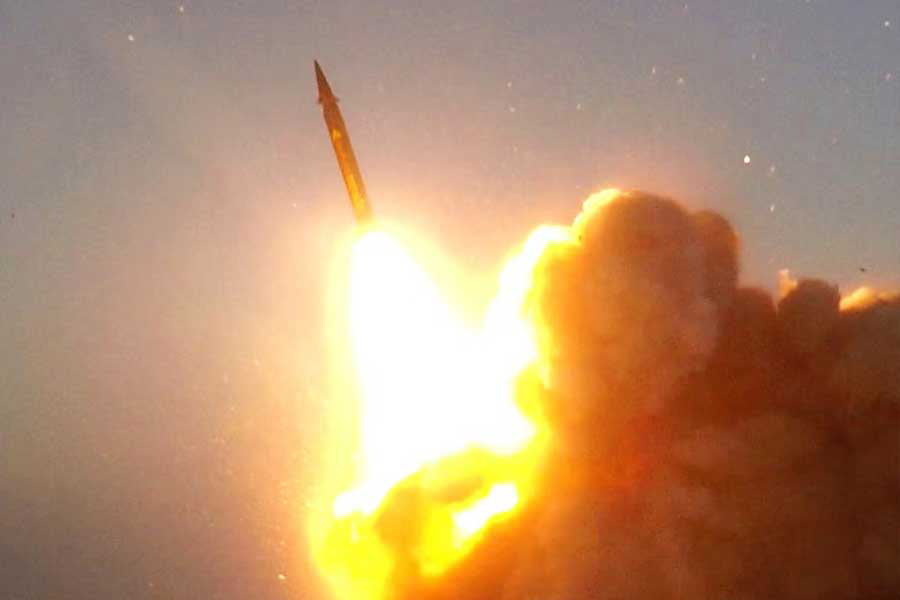 ইরান এবং পাকিস্তানকে কেন্দ্র করে দক্ষিণ এশিয়ায় সংঘর্ষের পরিস্থিতি তৈরি হয়েছে। ইরান এবং পাকিস্তান একে অপরের উপর হামলা চালিয়েছে। দাবি, উভয় ক্ষেত্রেই হামলার লক্ষ্য ছিল সন্ত্রাসবাদী সংগঠন।