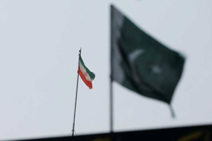 ইরান ঘেঁষা পাকিস্তানের সীমান্ত সংলগ্ন এলাকায় দীর্ঘ দিন ধরেই সন্ত্রাসবাদী কার্যকলাপ চলছে বলে অভিযোগ। দীর্ঘ দিন ধরেই তা নিয়ে ইসলামাবাদকে সতর্ক করেছে তেহরান। 