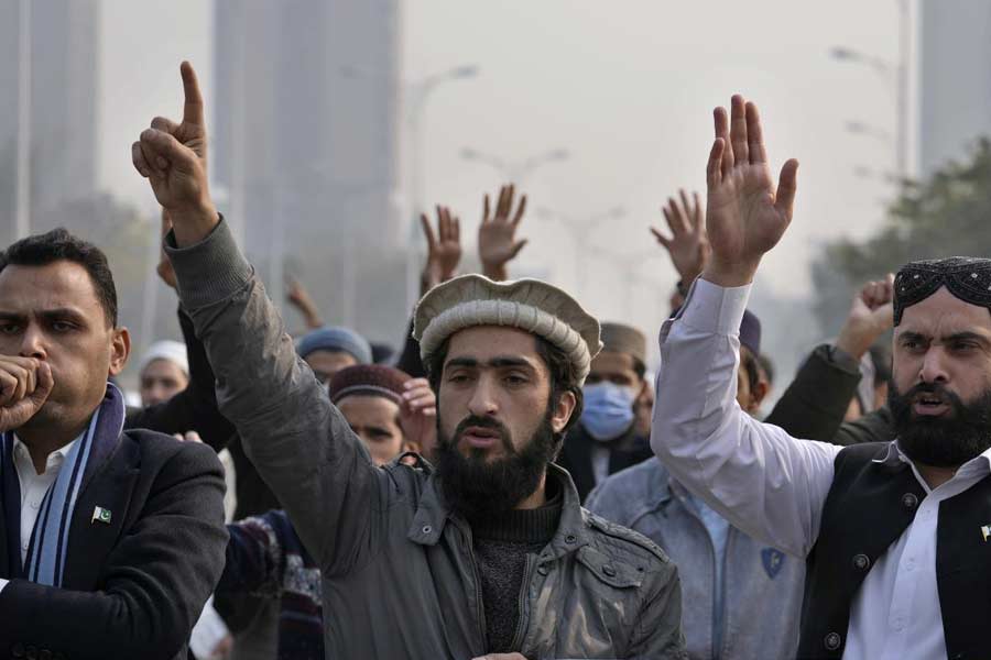 কেরমানে বিস্ফোরণ ইরানের জাতীয় নিরাপত্তা নিয়ে বড়সড় প্রশ্ন তুলে দিয়েছিল। পাকিস্তানে হামলা চালিয়ে তারই জবাব দিতে চেয়েছে তেহরান। সেই সঙ্গে আন্তর্জাতিক মহলে নিজেদের শক্তির প্রমাণও দিয়েছে নতুন করে।