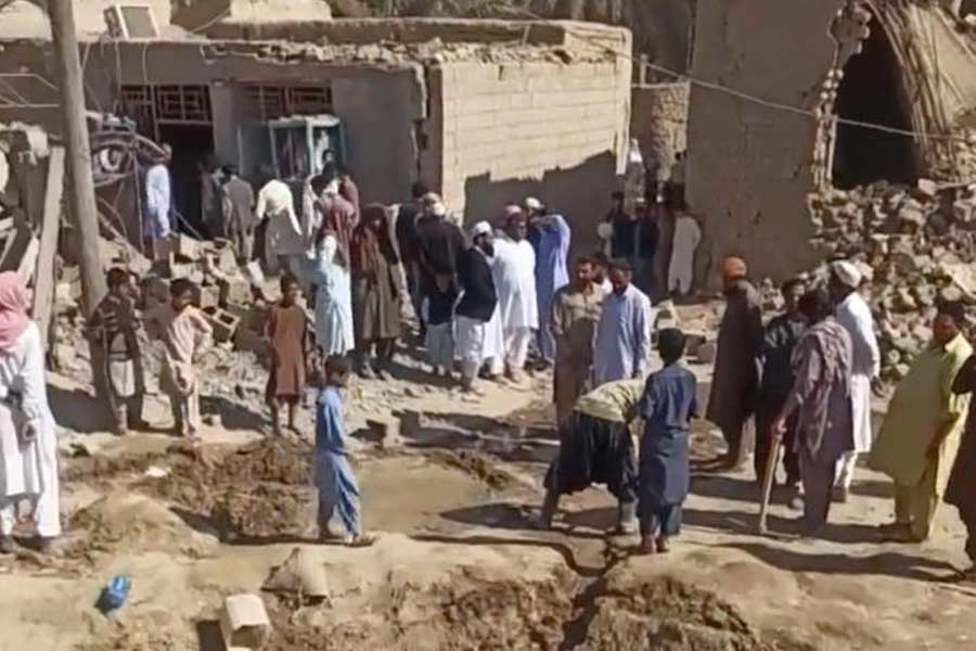 ইরানের মাটিতে পাকিস্তানের পাল্টা হামলার কড়া সমালোচনা করেছে তেহরান। পাকিস্তানের অন্যতম বরিষ্ঠ কূটনীতিককে এই হামলার জবাবদিহি করতে তেহরানে তলব করা হয়েছে।