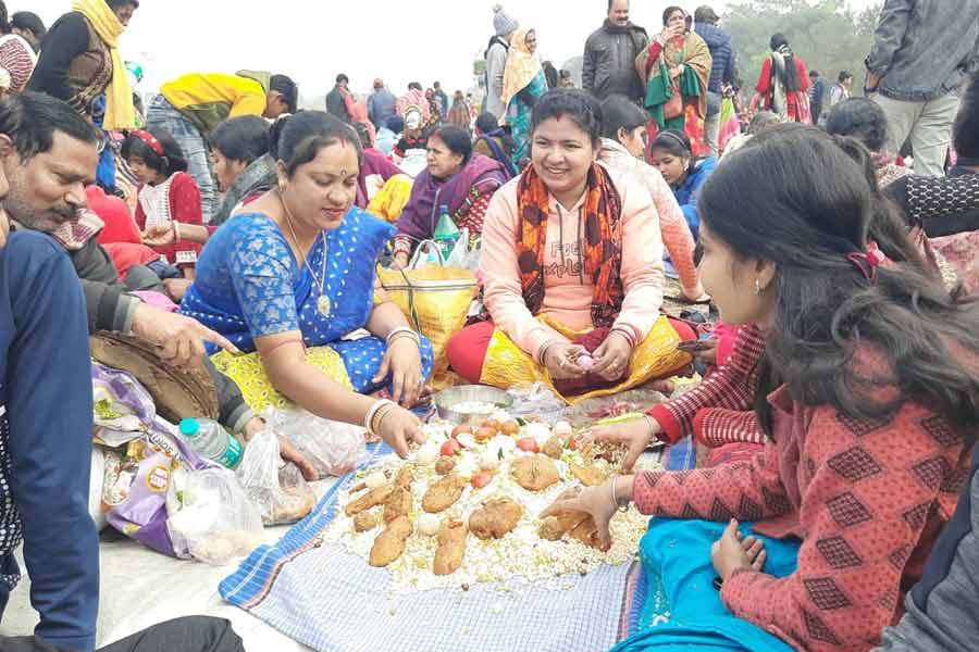 People eat puffed rice in Bankura at festival called Muri Mela