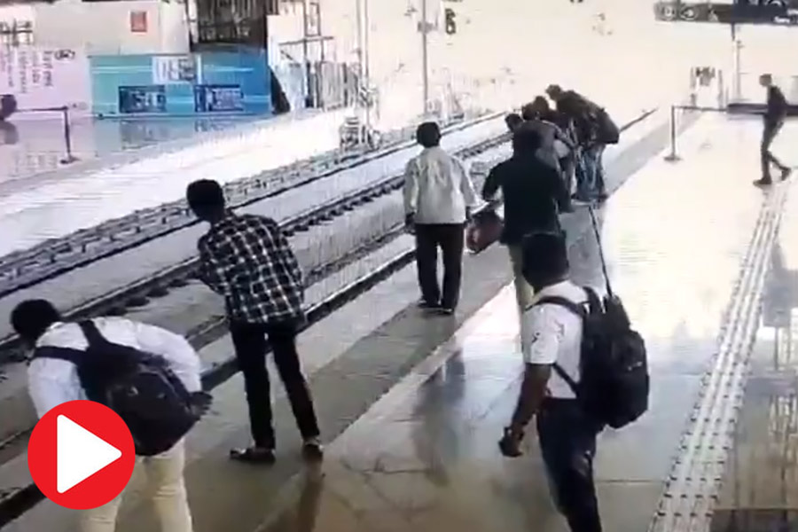 Viral video of woman saving her child in Pune metro