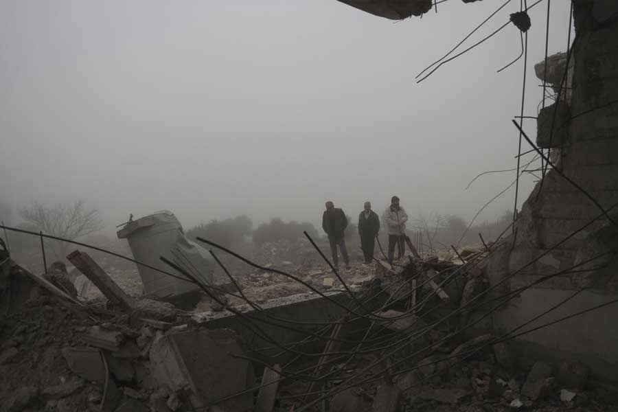 আর সেই কারণেই জইশ অল অদল সংগঠনের ঘাঁটি উচ্ছেদ করতে পাকিস্তানের ‘সবজ কোহ’ গ্রামে মঙ্গলবার হামলা চালানো হয়েছে বলে জানিয়েছে তেহরান। 