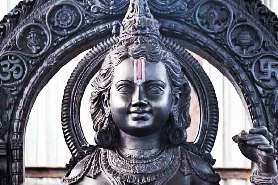 বাক্সের উপরে রয়েছে সোনালি রঙের রামমন্দিরের ছবি। ডালা খুললেই দেখা যাবে ছোট ছোট খোপে রাখা নানা রকম জিনিস।