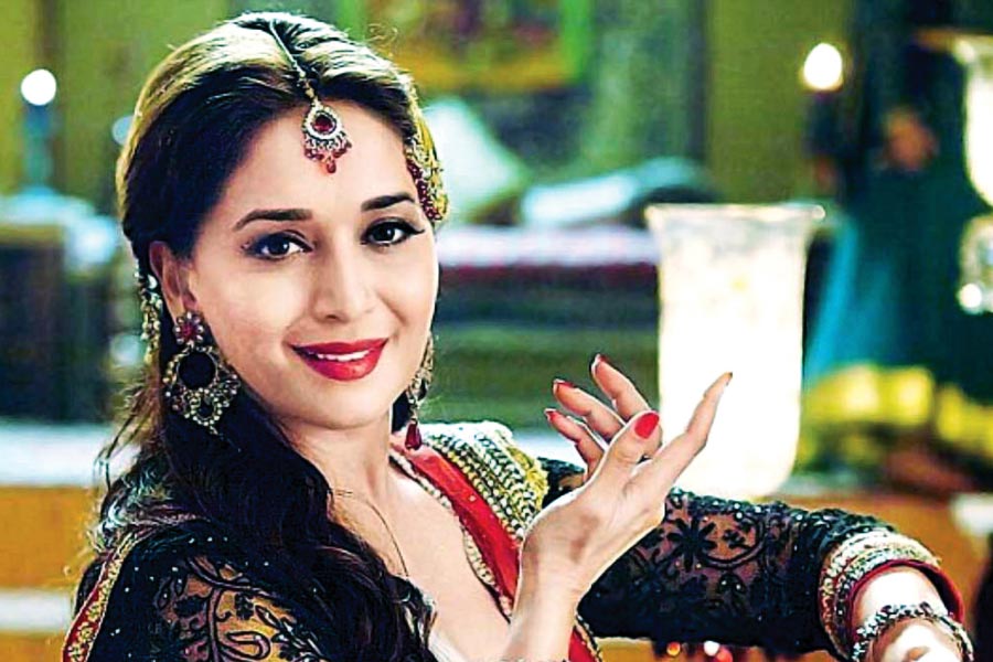 অভিনয় দক্ষতা হোক বা নৃত্যশৈলী— নব্বইয়ের দশকে উপার্জনের নিরিখে তালিকার শীর্ষে ছিলেন মাধুরী দীক্ষিত নেনে। রোম্যান্টিক ছবিতেই অধিকাংশ ক্ষেত্রে অভিনয় করতে দেখা গিয়েছে তাঁকে। কেরিয়ারের ঝুলিতে রয়েছে একাধিক হিট ছবি।