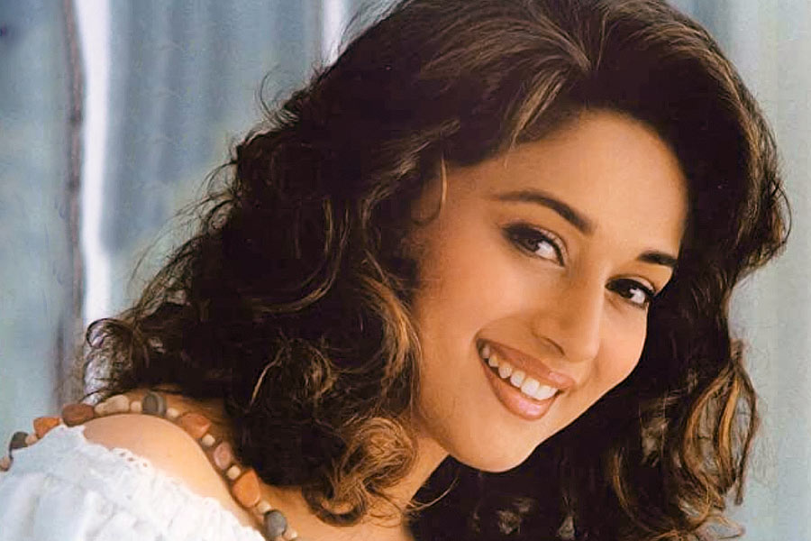 বলিপাড়া সূত্রে খবর, শাহরুখ খান, আমির খান এবং অনিল কপূরের মতো একাধিক বলি তারকার সঙ্গে অভিনয়ের প্রস্তাব ফিরিয়ে দিয়েছিলেন মাধুরী। ফলত বহু হিট ছবি অভিনেত্রীর কাছ থেকে হাতছাড়া হয়। তালিকায় কোন কোন ছবি রয়েছে?