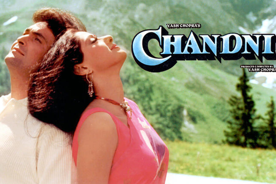 ১৯৮৯ সালে যশ চোপড়ার পরিচালনায় প্রেক্ষাগৃহে মুক্তি পায় ‘চাঁদনি’। এই ছবিতে অভিনয় করেন ঋষি কপূর, শ্রীদেবী, বিনোদ খন্না, ওয়াহিদা রহমানের মতো তারকারা। তবে ‘চাঁদনি’ ছবিতে অভিনয় করার কথা ছিল মাধুরীর।