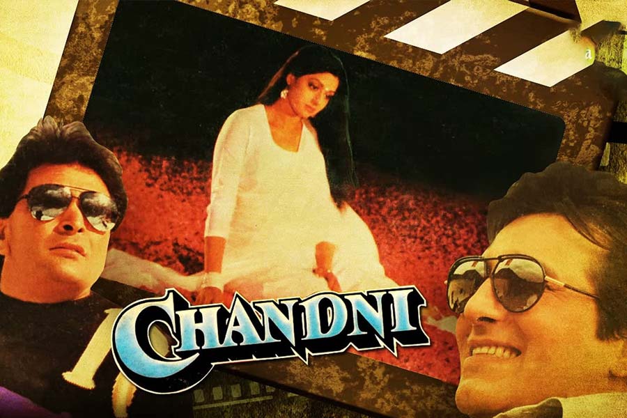 বলিপাড়া সূত্রে খবর, ‘চাঁদনি’ ছবিতে বিনোদ খন্নার প্রেমিকার চরিত্রে অভিনয়ের কথা ছিল মাধুরীর। কিন্তু এই ছবিতে ক্যামিয়ো চরিত্রে অভিনয় করতে চাননি অভিনেত্রী। তাই এই ছবিতে অভিনয়ের প্রস্তাব খারিজ করে দিয়েছিলেন তিনি।