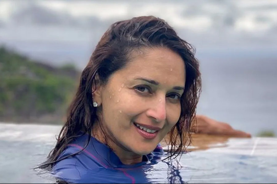 বলিপাড়া সূত্রে খবর, মাধুরী কোনও নবাগত অভিনেতার বিপরীতে অভিনয় করুন তা চাননি অভিনেত্রীর ম্যানেজার। তাই এই ছবিতে অভিনয়ের প্রস্তাব খারিজ করে দেন মাধুরী।