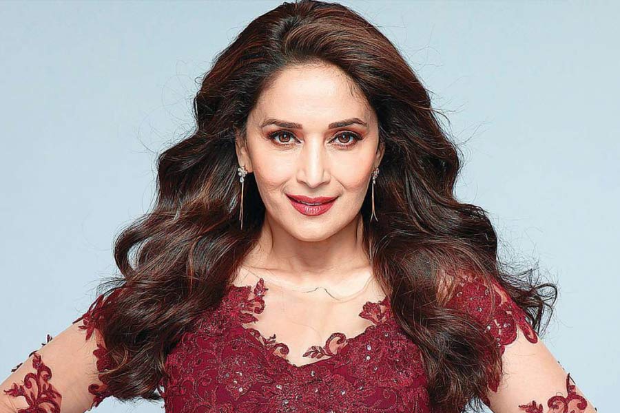 বলিপাড়া সূত্রে খবর, জুহি নন বরং ‘ডর’ ছবিতে অভিনয়ের জন্য নির্মাতাদের প্রথম পছন্দ ছিল মাধুরী। কিন্তু সেই সময় শুটিংয়ের কাজে ব্যস্ত থাকার কারণে ‘ডর’ ছবির প্রস্তাব ফিরিয়ে দিতে বাধ্য হয়েছিলেন মাধুরী।