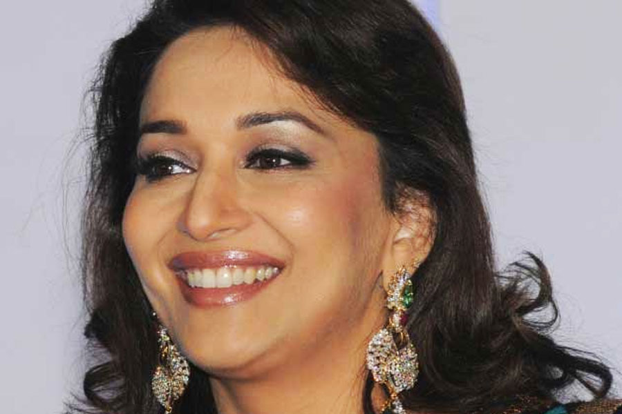 বলিপাড়া সূত্রে খবর, ‘দামিনী’ ছবির জন্য মাধুরীকে অভিনয়ের প্রস্তাব দেওয়া হয়েছিল। কিন্তু একাধিক ছবির শুটিং নিয়ে ব্যস্ত থাকার কারণে ‘দামিনী’ ছবির শুটিংয়ের জন্য সময় বার করতে পারেননি অভিনেত্রী। তাই এই ছবিতে অভিনয়ের প্রস্তাব খারিজ করে দিতে হয় তাঁকে।